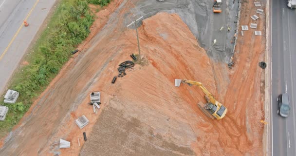 Vista aérea del puente de reconstrucción añadir nueva línea en puente de carretera sobre 85 autopista de intercambio — Vídeos de Stock