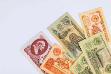 SSCB 'nin eski para koleksiyonunda karmaşık tasarımlar, tarihi figürler ve zengin para birimi tarihi sergileniyor..