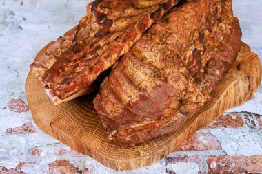 Lezzetli ızgara, tütsülenmiş domuz pirzolası, ahşap tahtaya mükemmel yerleştirilmiş.