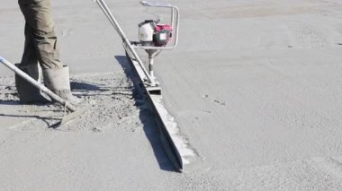 Geniş çalışma günlerinde inşaat sahasına yeni dökülen betonu düzleştirmek için müteahhit kullanımı