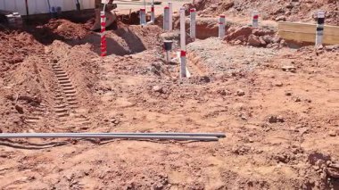 Yeni yapı için zemin hazırlama çalışmaları devam ediyor. Toprakta tahriş işaretleri var. Tesisat pvc boruları döşendi.