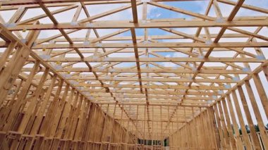 İnşaat işçileri, kenar mahallelerdeki kirişler için ahşap çerçeve inşa ettiler.