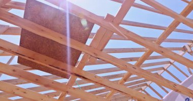 İnşaat sırasında yapısal elementlere sahip ahşap çatı kirişleri, güneş ışığı mercek patlaması efektleri oluşturur