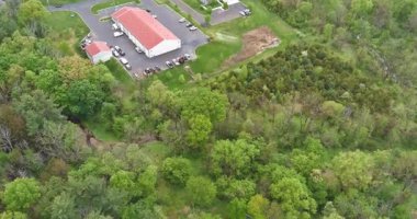 Canlı yeşilliklerle çevrili hava yakalama vitrinleri binası. İlkbaharda Amerikan küçük kasabası New Jersey yakınlarında dolambaçlı dereler.