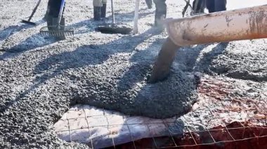 İnşaat ekibi inşaat alanının temellerine taze beton döküyor..