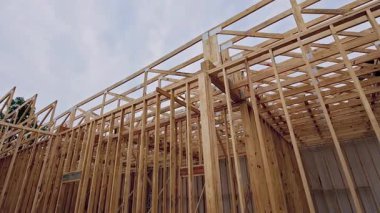 Tahta kirişler yerden yükseliyor ve yeni yapı iskeletini ortaya çıkarıyor.