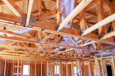 Tahta kirişler inşaat sahasında, kirişler çerçeve işleminde..