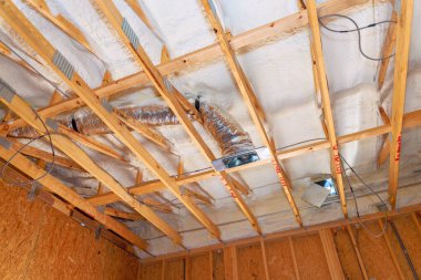 Tadilat sırasında konut binasına havalandırma kanalları yalıtımı yapılıyor.