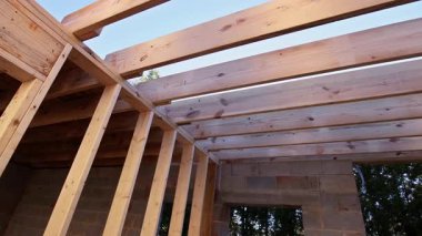 Yerleşim alanının altındaki yeni ev için ahşap kirişler döşeniyor..