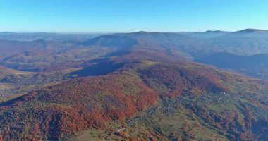 Uçsuz bucaksız dağlar göz kamaştırıcı sonbahar renklerini berrak mavi gökyüzü, geniş ufuk çizgisi.