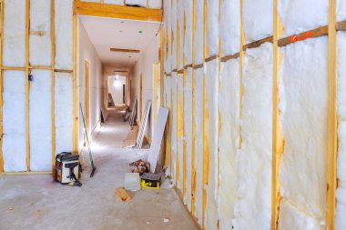 Tadilat altındaki koridor, yalıtım malzemelerini açığa çıkardı. İnşaat çalışmaları devam ediyor.