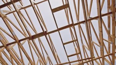 İşçiler inşaat alanında ahşap kirişler inşa ediyorlar.