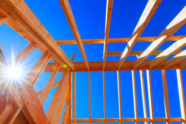 Çerçeve ve kirişler altında çatı yapısı için ahşap kirişler kuruluyor