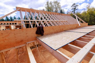 İşçiler çatıdaki kirişlerde ahşap kirişlerle çatı inşa ediyorlar