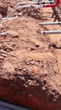 İşçi vakıf işi sırasında inşaat alanındaki hendek toprağına elektrikli pvc borular döşüyordu.