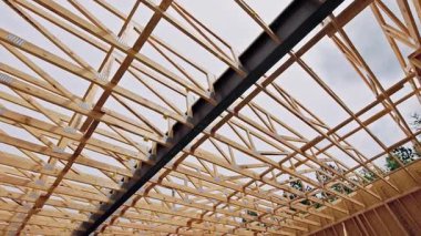 Ahşap kirişler, inşaat alanında yeni bina yapısının ana hatları..