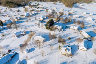 Huzurlu kış sahneleri, karla kaplı evleri, kıvrımlı yolları olan küçük Amerikan kasabasını gösteriyor.