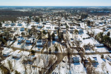 Kar, Bucks County, Pennsylvania 'daki yerleşim bölgesini kapladı. Banliyö manzarası, kış mevsiminde yoğun konut gelişimini gösteriyor