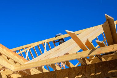 Müteahhit kirişlere ahşap kirişler takar kereste çivileri yoğun inşaat sahasına