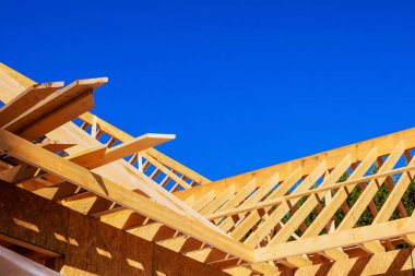 İşçiler inşaat sahasında kiriş kirişlerinin altına ahşap çatı iskeleti inşa ediyorlar.