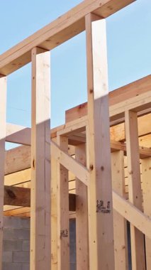 İşçiler yeni bina için ahşap kirişler inşa ediyorlar