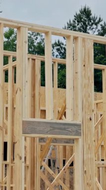 Bina için yeni ahşap çerçeve uzun inşaat iskeleti kirişleri duruyor