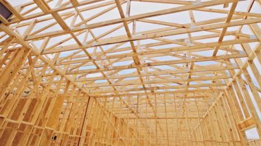 Ahşap çatı inşaatı inşaat sahasındaki çerçeve binasına katılıyor