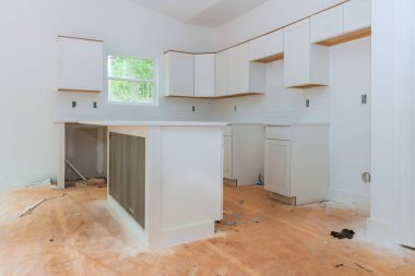 Mutfakta tadilat devam ediyor. Yeni beyaz dolaplar, ahşap döşemeler tamamlanmayı bekliyor..