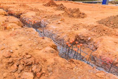 Çelik takviyeli kazılmış siperler yeni bina için çalışıyor.