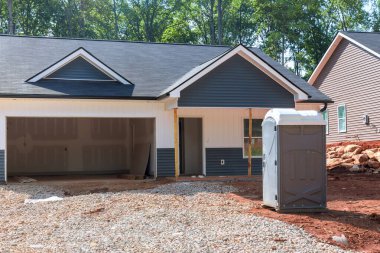 Yeni evde inşaat devam ediyor, harici detaylar, taşınabilir tuvalet..