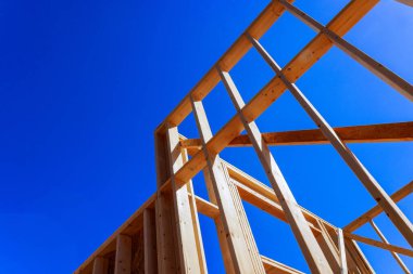 Ev yapımı için ahşap kirişler inşa ediliyor..