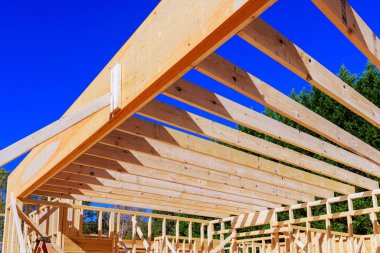 Yerleşim alanının altındaki yeni ev için ahşap kirişler döşeniyor..