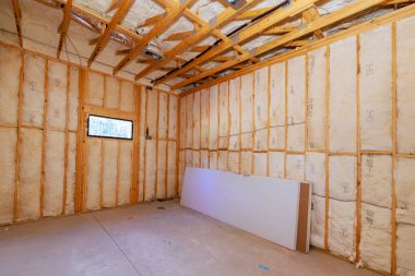 İnşaat çalışmaları, odada yalıtım ahşap iskelet, inşa aşamaları içerir..