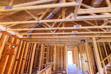 İnşaat halindeki evin içi, ahşap çerçeve havalandırma kanallarını gösteriyor.