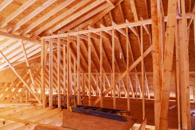 Ahşap kirişler, ev yenilenmesinin bir parçası olarak tavan arasını işgal ediyor.