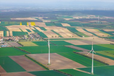Viyana, Avusturya kırsal kesimlerinde yenilenebilir enerji kullanımını ön plana çıkaran tarım alanları arasında hava görünümlü rüzgar türbinleri