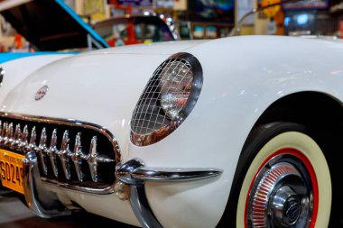 21 Aptil 2024 Endee, New Mexico ABD Klasik beyaz spor tarihi arabası. Cilalı krom kaplama meraklılar için uzayda detaylı ızgara..