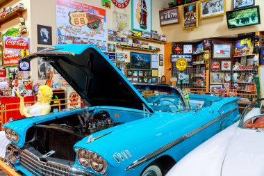 21 Aptil 2024 Endee, New Mexico ABD tarihsel üstü açık mavi kapüşonlu araba 66. Otoyol 'dan kalma hatıralarla dolu antika müzede sergilenmektedir..