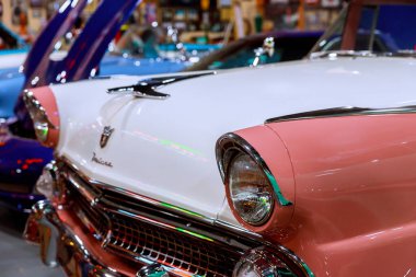 21 Aptil 2024 Endee, New Mexico Amerikan Vintage tarihi 1956 arabası. Canlı renkleri klasik araç meraklılarıyla dolu bir otomobil fuarında..