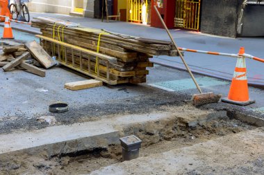 Yol inşaatı sokak boyunca tamir için kullanılan malzemelerle devam ediyor.