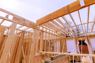 İşçiler banliyöde kiriş duvarlı ahşap çerçeve inşa ediyorlar..