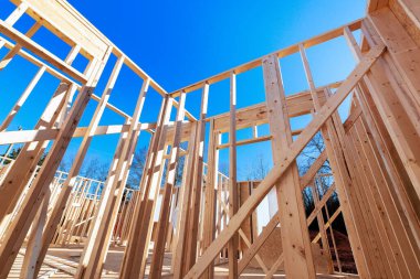 Ev inşaatı projesi için yeni ahşap kiriş iskeleti yükseliyor .