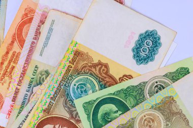 Birkaç eski Sovyet rublesi banknotları düzgünce dizilmiş, farklı dizaynlar SSCB para birimi çağını geçmiş..