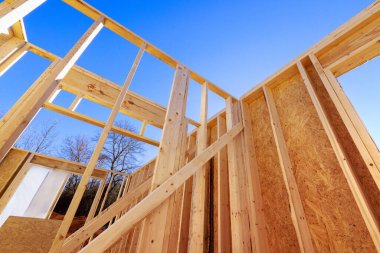 Ahşap kiriş duvarlar yeni evin inşaatı ilerledikçe yükseliyor.