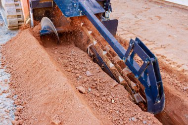 Ağır makineler yerleşim alanındaki inşaat işleri için toprak kazıyor