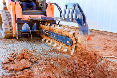 Ağır makineler, inşaat alanındaki inşaat faaliyetleri için toprağı hazırlamak üzere hendek kazmaya yarar.