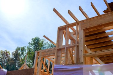 İşçiler inşaat alanında ahşap kirişler inşa ediyorlar.