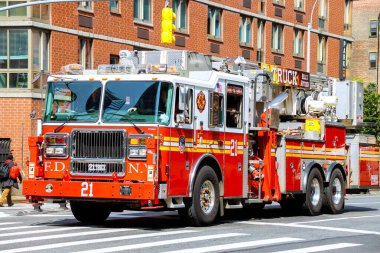 14 Aralık 2025 New York ABD itfaiye aracı çevresindeki yaya binaları ile şehir caddesinde ilerliyor