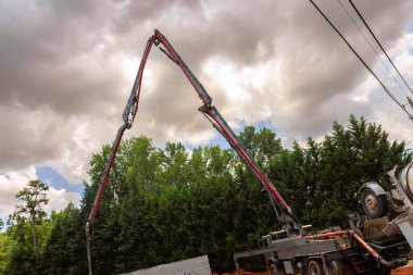Beton pompa inşaat alanında yüksek konumda, beton bloğa beton dökülüyor