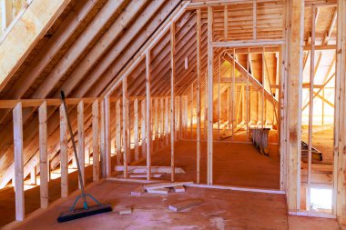 İnşaat işçileri geniş tavan arasını ahşap kirişlerle donatıyorlar..